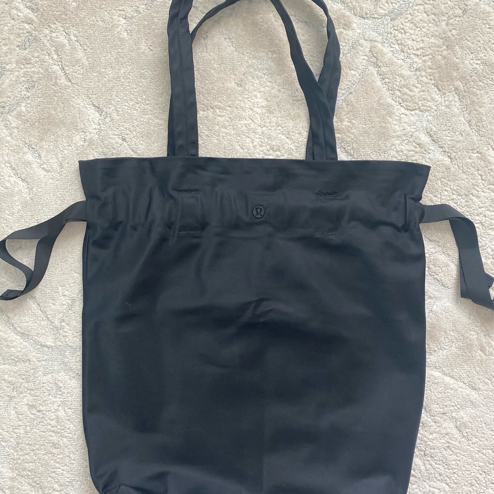 Lululemon Easy As Sunday Tote in Black